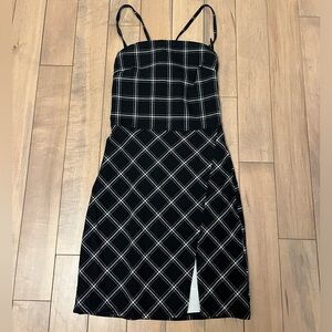 Robe noir avec bretelles croisée